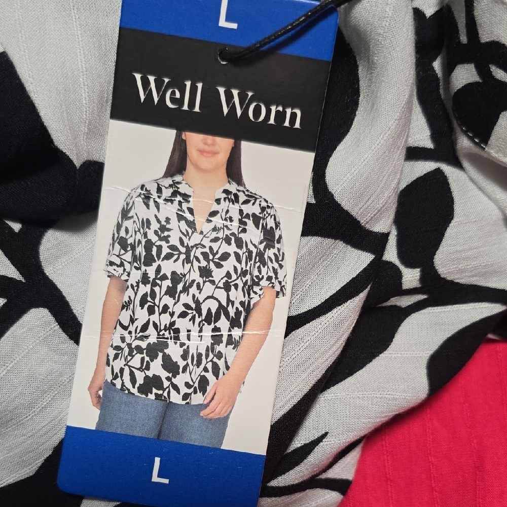 Well Worn Black and White Relaxed-fit Ruffled Short-Sleeve V-neck Floral Blouse - Picture 4 of 7